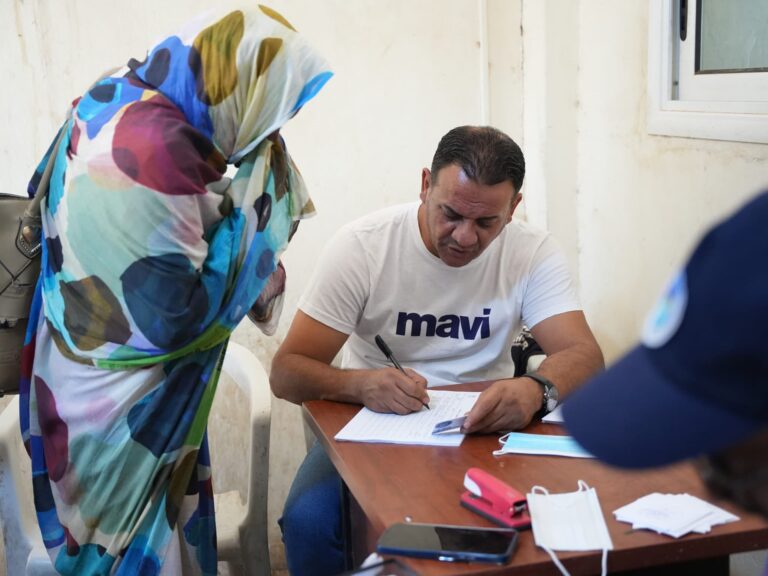 الهيئة الليبية للإغاثة توزع المساعدات الإنسانية للاجئين السودانيين بمدينة الكفرة الليبية