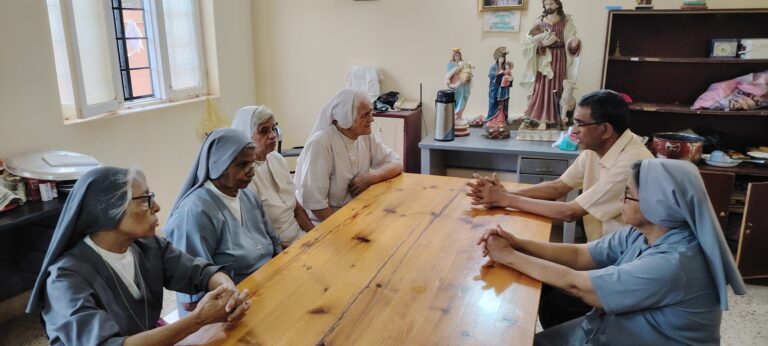 بالفيديو الحلقة (2) ابونا جاكوب تيلك يروي “للسودانية نيوز” تفاصيل مروعة للحرب في السودان وطريقة اجلائهم