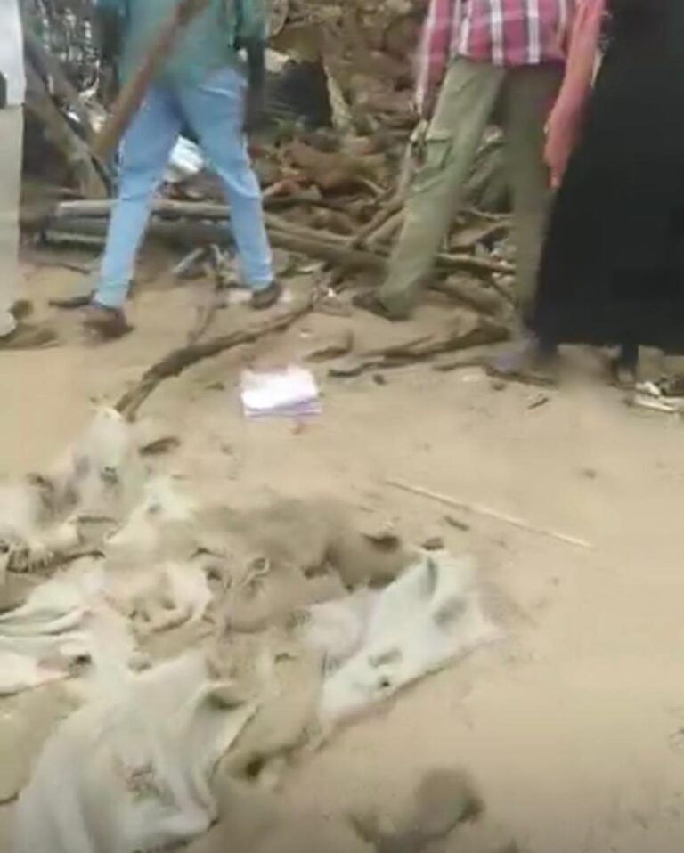 مقتل (14) شخص وجرح العشرات في غارة جوية للمرة الرابعة علي سوق العيش بمدينة مليط معظمهم من الفريشة والنساء  مقتل (14) شخص وجرح العشرات في غارة جوية للمرة الرابعة علي سوق العيش بمدينة مليط معظمهم من الفريشة والنساء