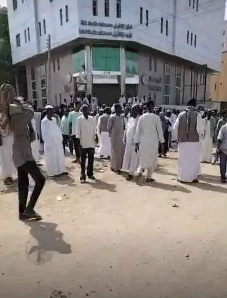 جهاز الأمن فى كسلا يطلق الذخيرة الحية على المواطنين الذين يحاصرون مبانيه