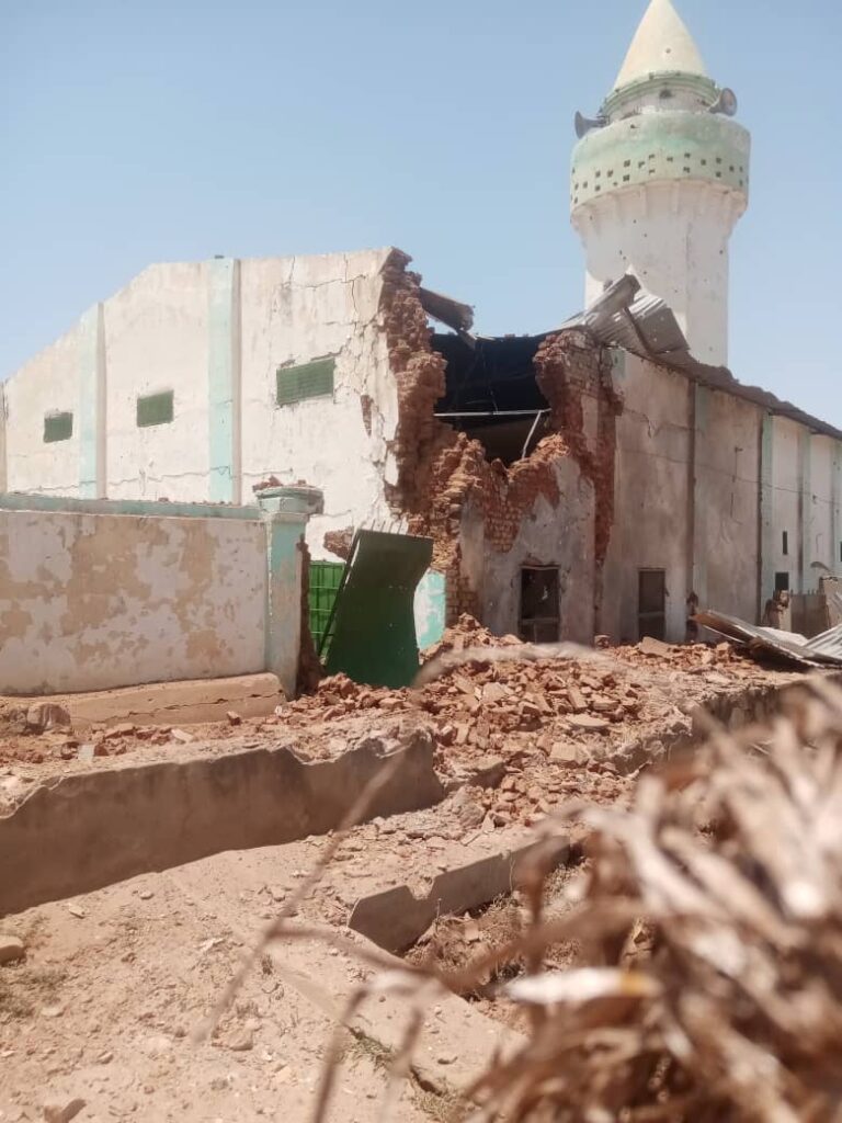 إحتدام المعارك بالفاشر  ونقل المصابين عبر طائرة هبطت بنيالا وقصف المساجد 