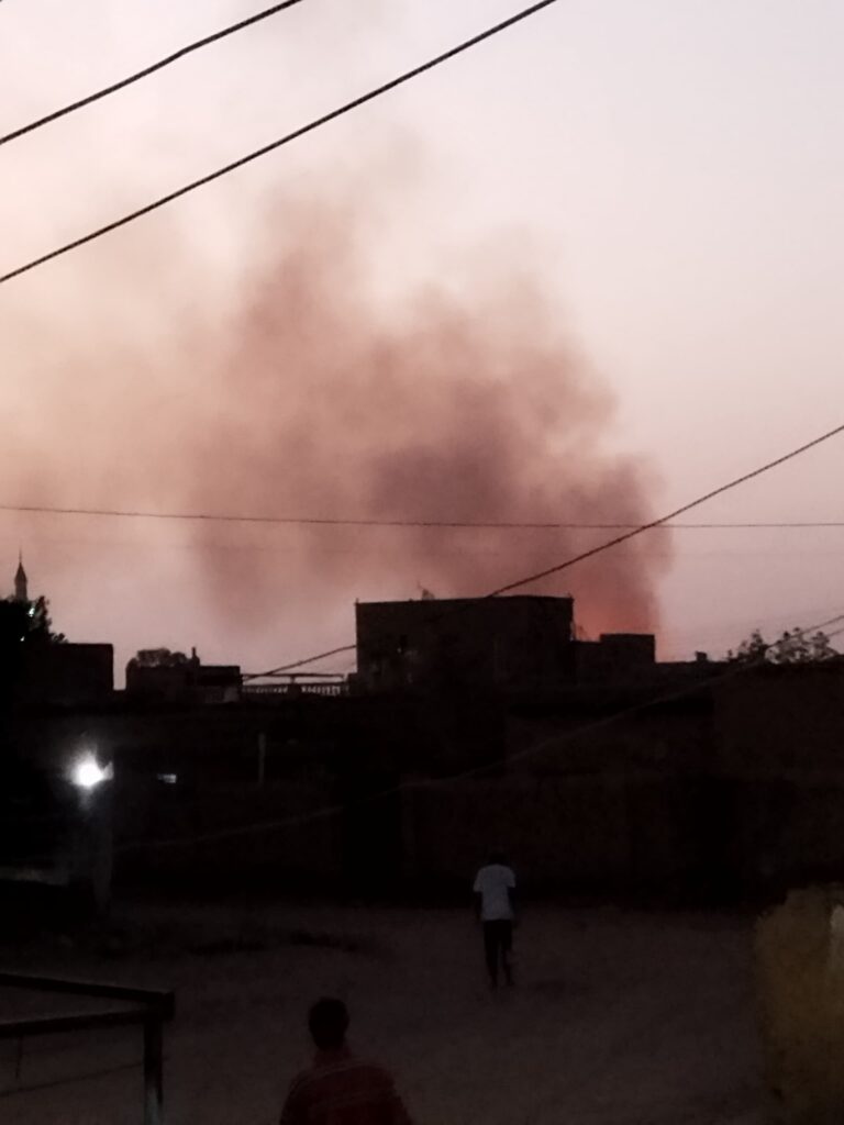 انفجارات قوية تهز قاعدة جوية للجيش السوداني في أم درمان انفجارات قوية تهز قاعدة جوية للجيش السوداني في أم درمان