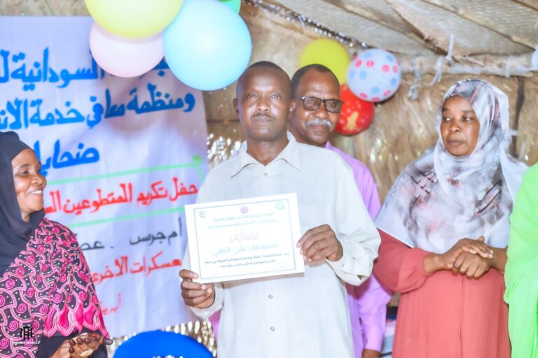 تكريم الدكتور طارق على حسن في معسكرات شرق تشاد تقديراً لجهوده الإنسانية