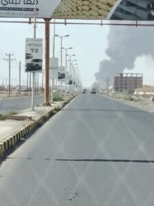 بالفيديو اشتعال النيران في أحدي مستودعات البترول بمدينة بورتسودان عقب استهداف بطائرة مسيرة