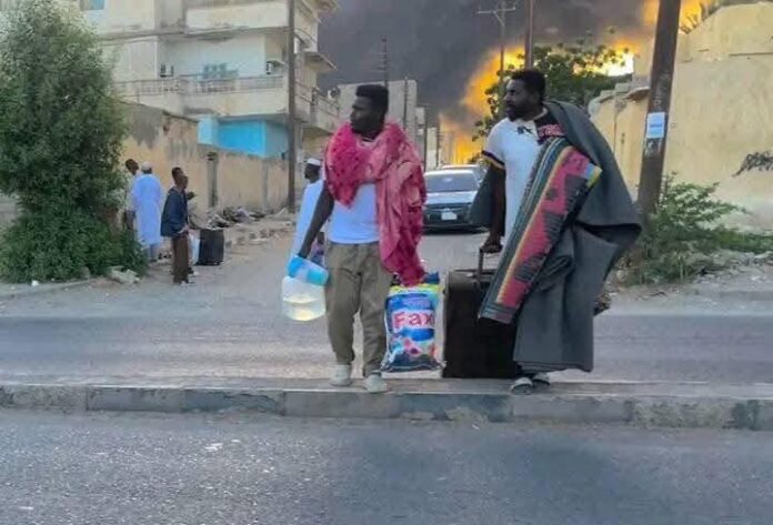 بالصور: حركة نزوح كبيرة في بورتسودان جراء استهداف مسيرات.. وانقطاع التيار الكهربائي والمياه