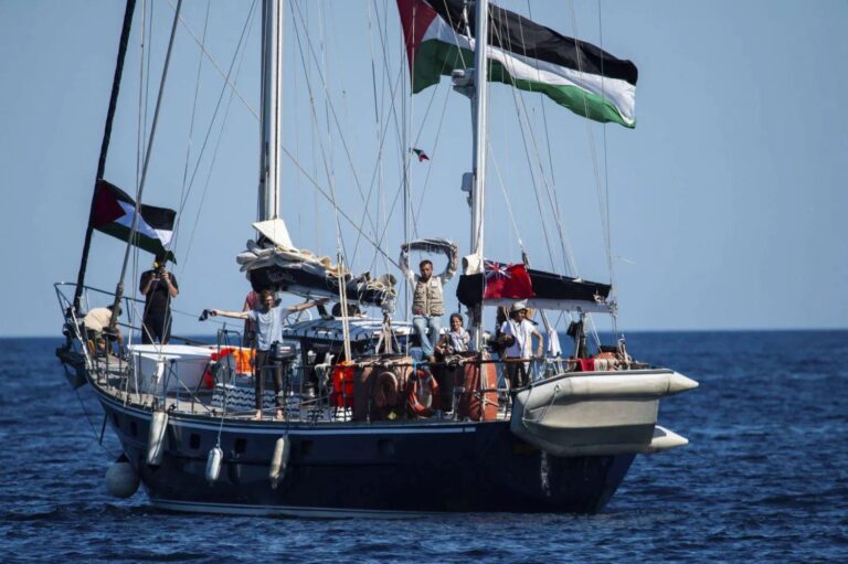 إنقاذ 78 مهاجرًا بينهم سودانيون تعطل قاربهم قبالة سواحل ليبيا