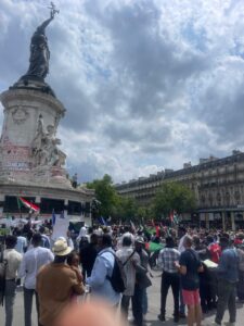 مظاهرة في باريس تندد باستخدام الجيش السوداني للأسلحة الكيميائية ضد المدنيين.