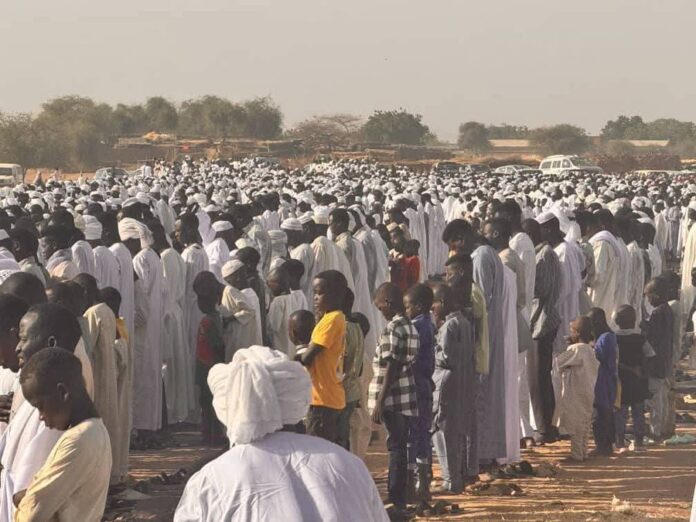 مصلون في محلية طويلة بولاية شمال دارفور يصلون صلاة عيد الفطر ويتضرعون لوقف الحرب في السودان.