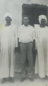 صالح الوكيل ومصطفي محي الدين ابوشوك وموسي ادم امام باب البوستة