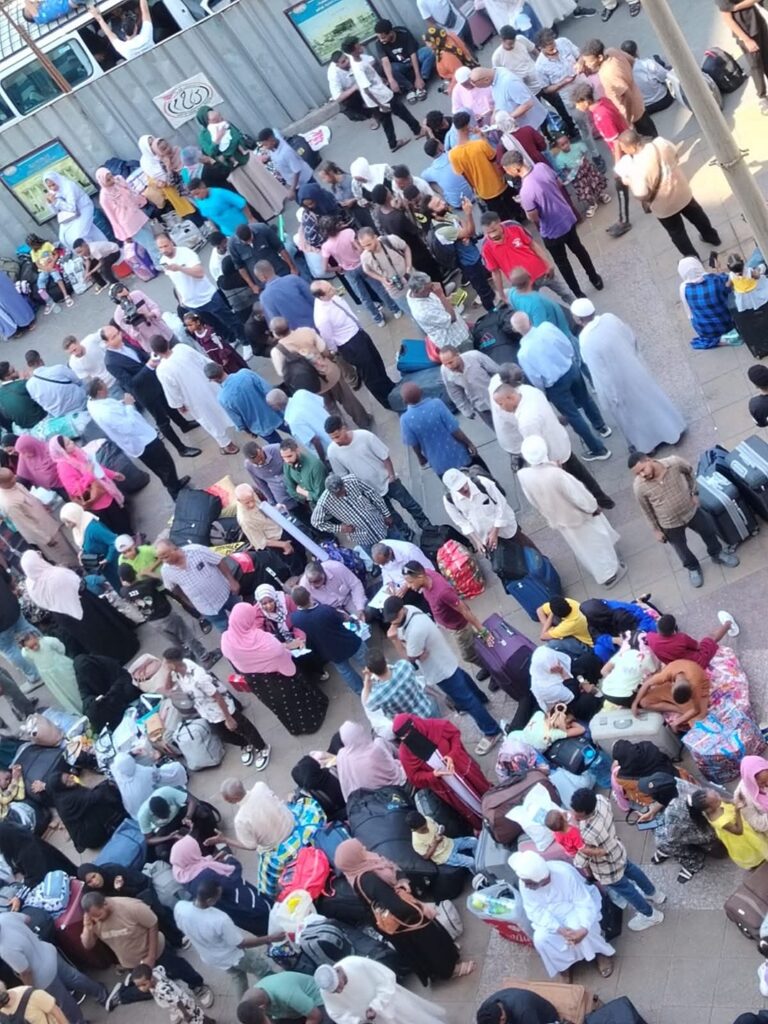 بالصور:مئات السودانيون يتجهون إلى محطة مصر للعودة الطوعية إلى وطنهم عبر قطار مخصص
