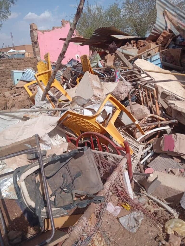 بالصور سلطات الأمر الواقع بالخرطوم تقوم بإزالة كنيسة تتبع للكنيسة الخمسينية دون سابق أنذار 