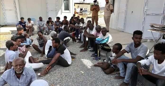 العثور على 160 مهاجراً بينهم سودانيين داخل حظائر ماشية شرقي ليبيا