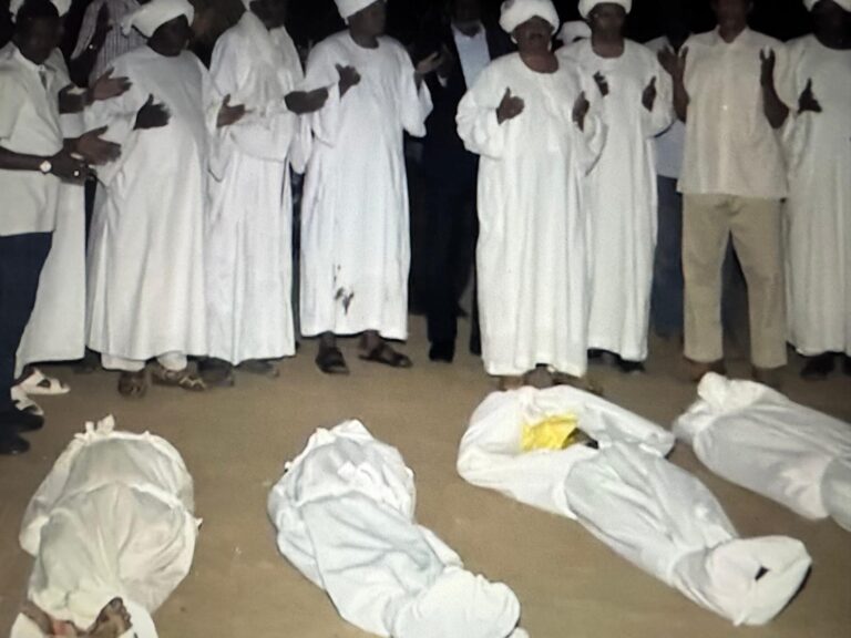 قادة حكومة وتحالف تأسيس يشيعون ضحايا مجزرة المسيرات التركية بمحلية “بلبل” جنوب دارفور