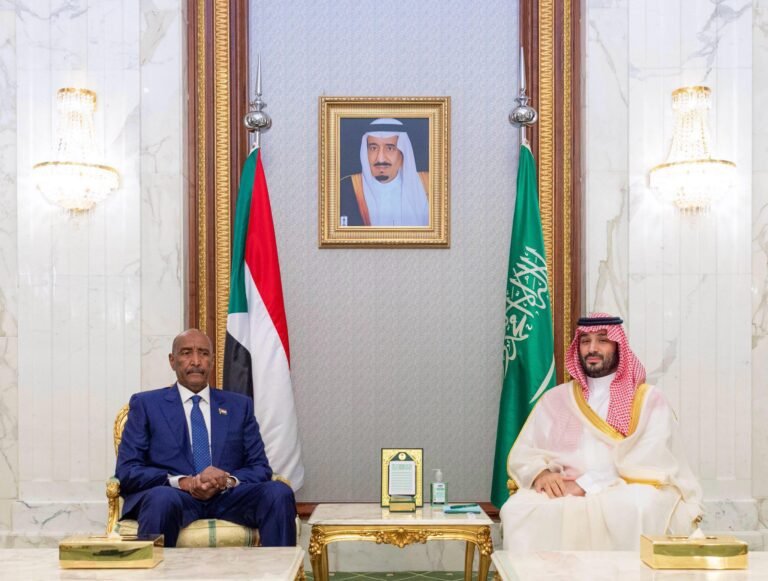 الدعم السعودي للبرهان: عامل استقرار محتمل أم محفّز لتصعيد الحرب وانقسام السودان؟