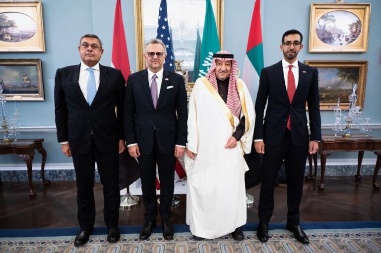 الرباعية الدولية تفشل في توقيع الهدنة بين اطراف الصراع في السودان وتتفق على إنشاء لجنة عملياتية مشتركة لتنسيق الجهود بشأن الأزمة السودانية الرباعية الدولية تفشل في توقيع الهدنة بين اطراف الصراع في السودان وتتفق على إنشاء لجنة عملياتية مشتركة لتنسيق الجهود بشأن الأزمة السودانية