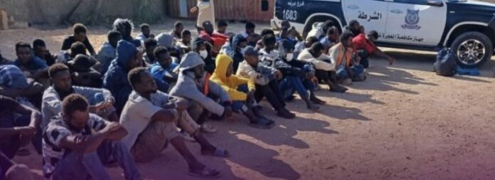 جهاز مكافحة الهجرة غير الشرعية في ليبيا يُرحّل 60 مهاجرًا سودانيًا إلى بنغازي