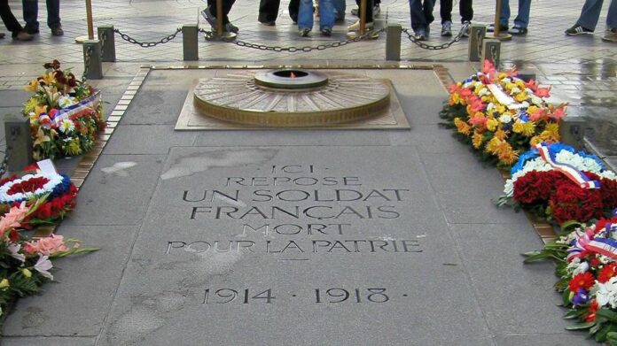 توقيف شاب سوداني في فرنسا بعد تدنيسه قبر الجندي المجهول بقوس النصر في باريس