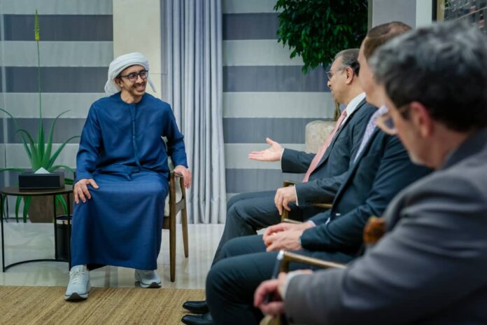 عبدالله بن زايد يستقبل مستشار الرئيس الأمريكي مسعد بولس ويبحثان جهود إنهاء الحرب في السودان