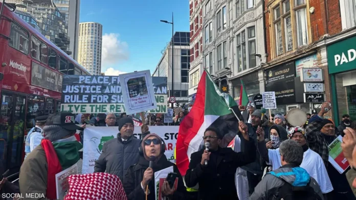 تظاهرة سودانية أمام مقر الحكومة البريطانية في لندن تطالب بوقف الحرب وتصنيف الإخوان المسلمين منظمة إرهابية