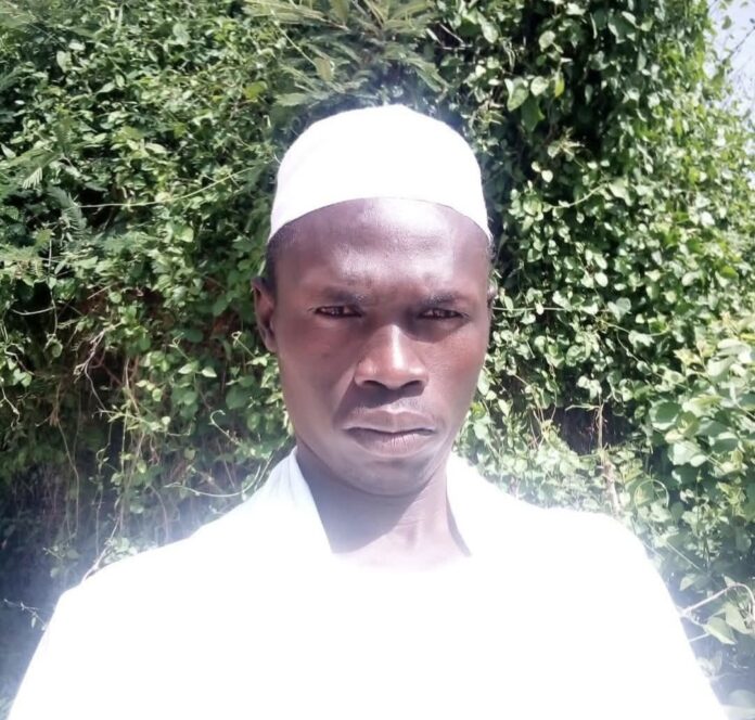 الضحية آدم محمد موسى، البالغ من العمر 27 عامًا، والذي كان يعمل صاحبًا لمتجره في الحي