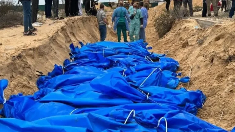 العثور على رفات 21 مهاجرًا إفريقيًا بينهم سودانيون في مزرعة بأجدابيا الليبية