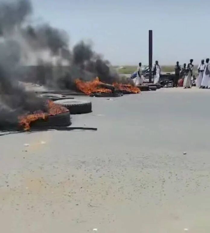 إغلاق طريق سواكن – بورتسودان احتجاجًا على إزالة أكشاك