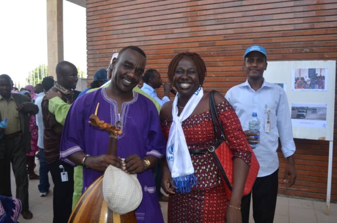 الفنانون اللاجئون يوظفون الغناء لنشر السلام وسط معاناة اللجوء