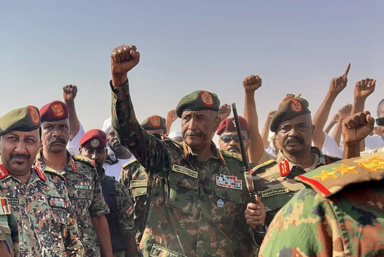 الجيش السوداني يتجه إلى واشنطن عبر تاكر كارلسون لعرض موقفه بعد استبعاده من مؤتمر برلين
