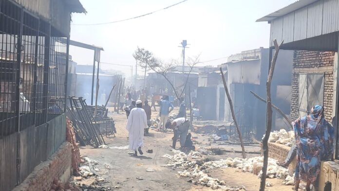 حريق يلتهم أكثر من 600 متجر بسوق موقف الجنينة وحكومة الولاية تطالب كل الجهات الوقوف مع المتضررين.