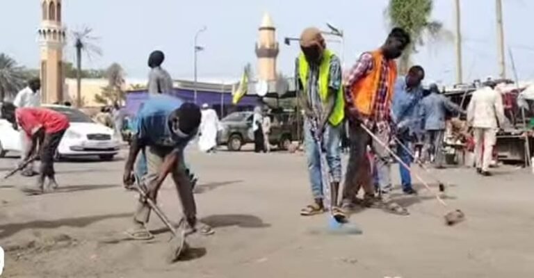 نيالا تستعد لموسم الخريف بحملة نظافة واسعة.. جهود مشتركة بين الشباب والسلطات المحلية للحد من مخاطر الأمطار
