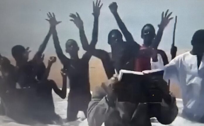 كاهن ادعى أمام أتباعه أنه يستطيع شق البحر مثل نبي الله موسى لينتهي به الأمر بالهروب من الغرق