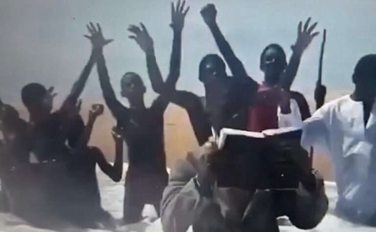 كاهن ادعى أمام أتباعه أنه يستطيع شق البحر مثل نبي الله موسى لينتهي به الأمر بالهروب من الغرق