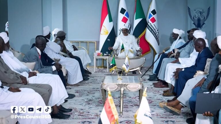 فيديو "حميدتي يتلقى تهاني العيد من أعضاء حكومة السلام وهيئة قيادة القوات وسط ظهور نادر للواء “عثمان عمليات”