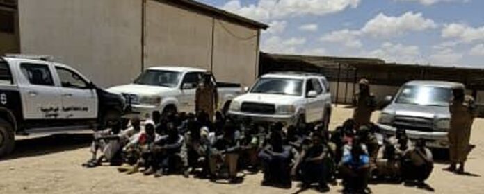 وفاة 6 مهاجرين بينهم سودانيون وإنقاذ عشرات العالقين في الصحراء الليبية بعد رحلة تهريب مأساوية
