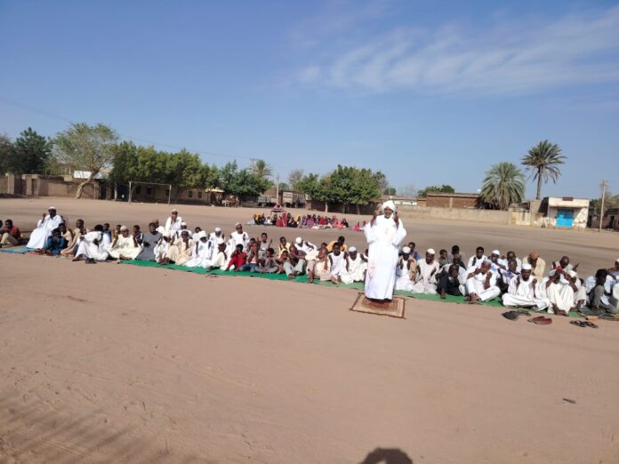 أهالي حي الوادي بنيالا يؤدون صلاة الاستسقاء وسط دعوات بالرجوع إلى الله وإنهاء موسم الجفاف