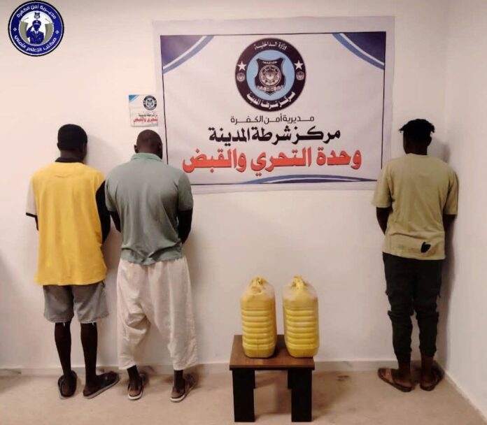 شرطة الكفرة الليبية تضبط ثلاثة سودانيين ظهروا في مقطع مصور وهم يتعاطون الخمور داخل ورشة