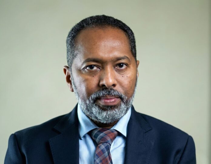 خالد عمر يوسف: شعارات الحرب سقطت والواقع يكشف أنها صراع على السلطة والثروة