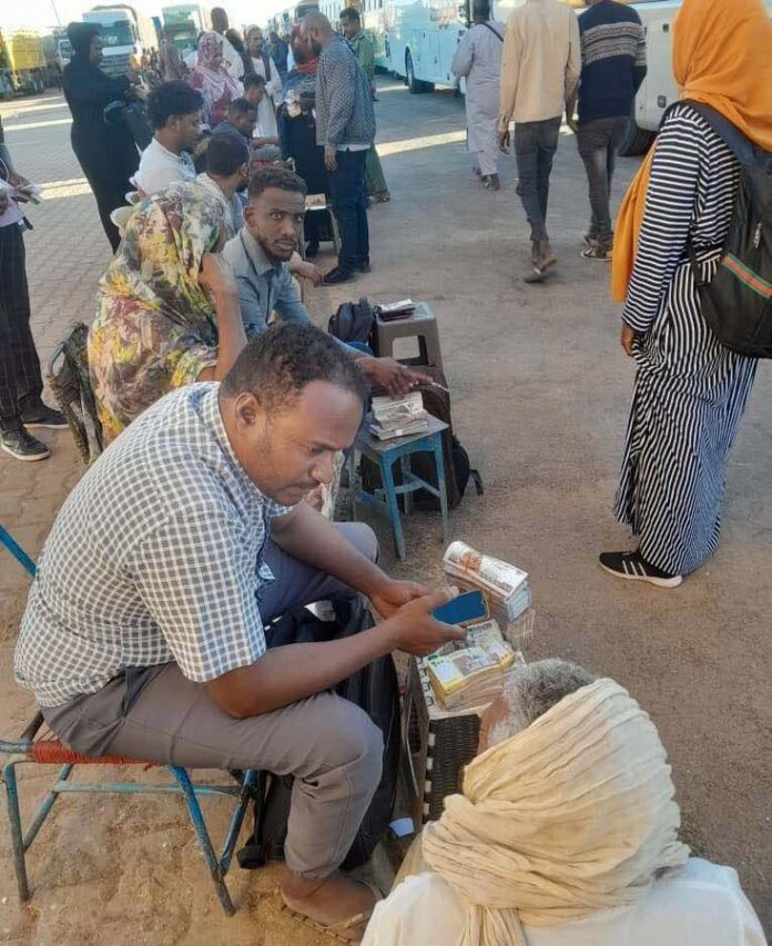 تداول العملة السودانية في مشهد عبثي ومهين بمعبر أرقين الحدودي بين السودان ومصر