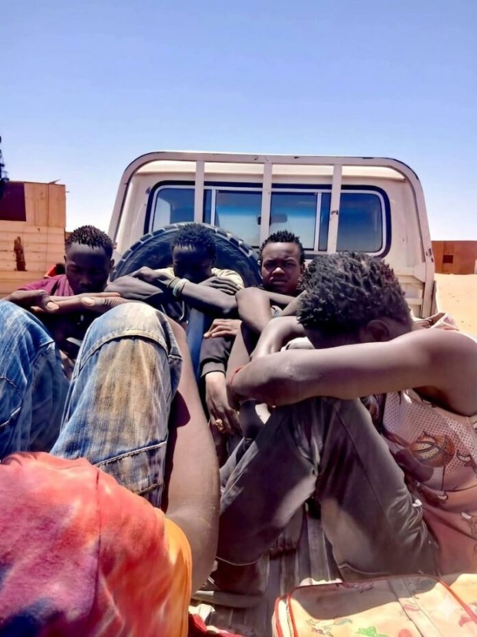 منظمة حقوقية تدين توقيف معدنين أثناء فرارهم من الغارات الجوية شمال السودان ويطالب بإطلاق سراحهم