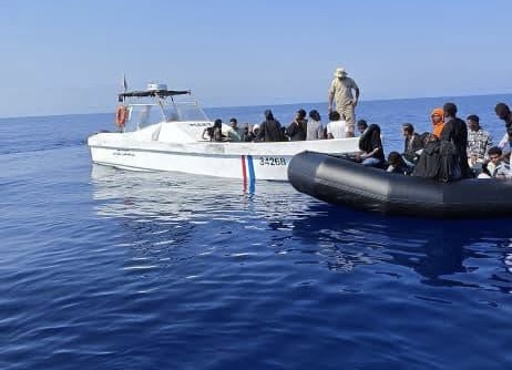 إنقاذ 36 مهاجراً بينهم سودانيون قبالة السواحل الليبية بعد تعطل قاربهم المطاطي
