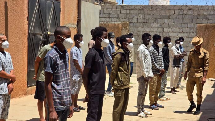 ليبيا ترحّل 27 مهاجراً غير نظامي بينهم سودانيون ومصابون بالتهاب كبدي