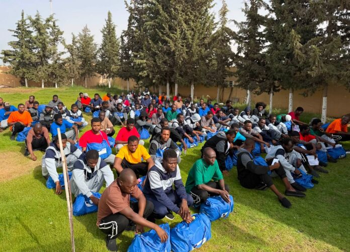 جهاز مكافحة الهجرة غير الشرعية في ليبيا يضبط 40 مهاجراً بينهم 18 سودانياً ويبدأ إجراءات ترحيلهم