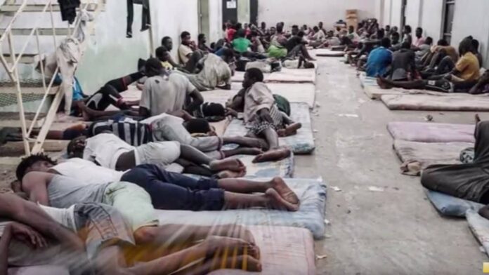 منظمة مناصرة ضحايا دارفور: أكثر من 6 آلاف مهاجر أفريقي معتقل في شرق ليبيا بينهم نحو 3 آلاف سوداني