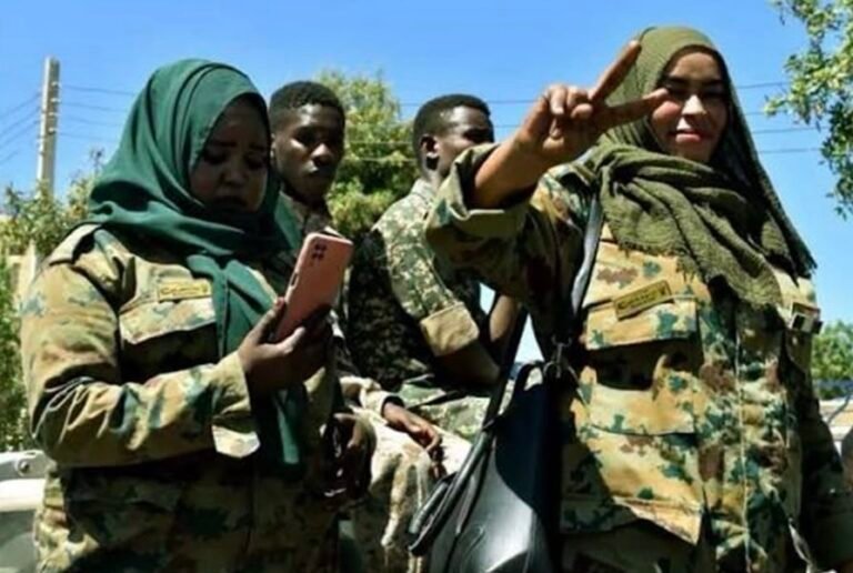 "ورطة جديدة للجيش".. توسيع تجنيد النساء في معسكرات بورتسودان يثير جدلاً حقوقياً ومجتمعياً