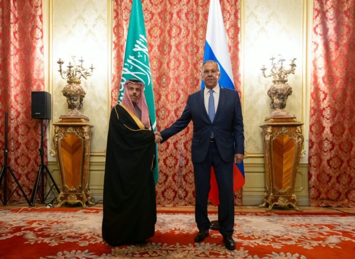 لافروف يعلن تطابق موسكو والرياض حول السودان.. ومجلس الأمن يختبر توسيع حظر السلاح ليشمل المسيرات وسط مساعٍ مصرية سعودية لضمان الفيتو الروسي