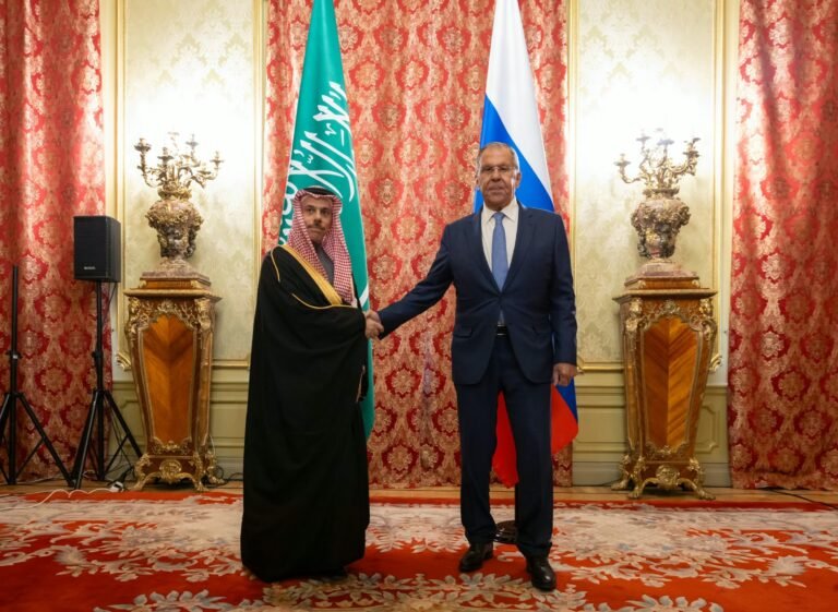 لافروف يعلن تطابق موسكو والرياض حول السودان.. ومجلس الأمن يختبر توسيع حظر السلاح ليشمل المسيرات وسط مساعٍ مصرية سعودية لضمان الفيتو الروسي