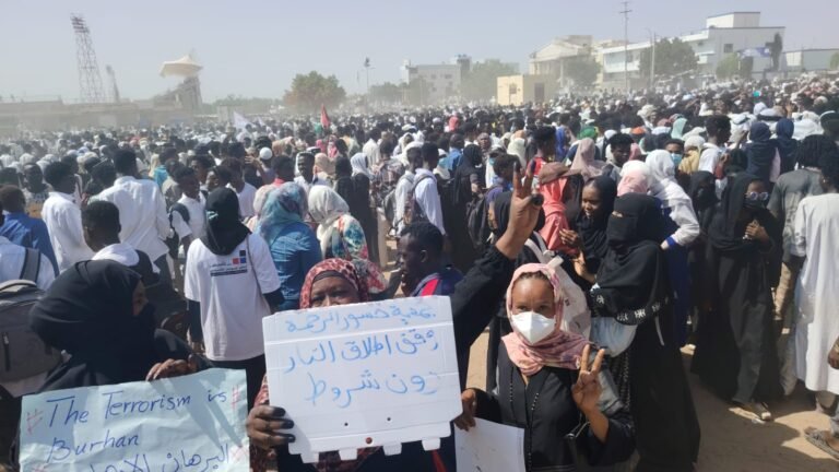 مليونية حاشدة في نيالا تؤيد حكومة السلام وتفوض حميدتي - نيالا تتعافى تحت شعار شرعية الشعوب