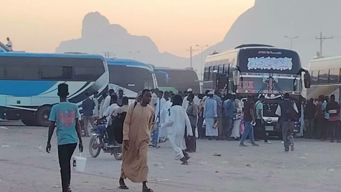 HV2pWq_a4AAR8dC أزمة وقود خانقة تشل السوق الشعبي بكسلا وارتفاع جنوني في أسعار تذاكر السفر وسط غياب الرقابة