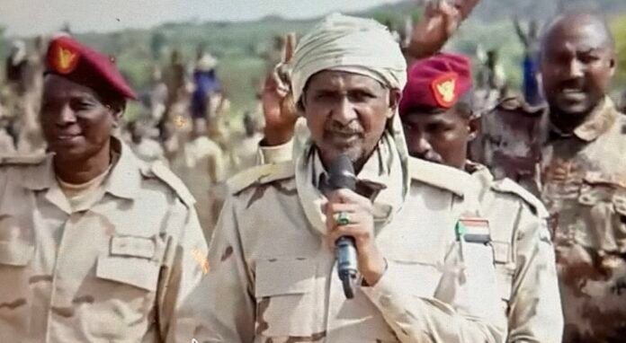شاهد.. حميدتي يخرّج الآلاف من الضباط ومعه أحيمر الذي زعمت بورتسودان انشقاقه: شغلنا زمان 2006 راجع