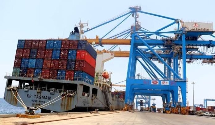 العاملون بالموانئ السودانية يرفضون قرار المالية بتحصيل الرسوم عبر منصة "إيصالي" ويحذرون من شلل ذاتي
